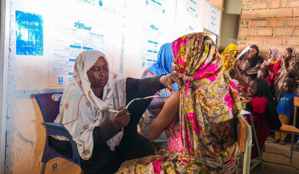 On 10 July 2024, health workers from a mobile clinic screen children and pregnant women for malnutrition at Minah Al Berih shelter now home to displaced families in Gedaref state.The families have fled recent clashes in Sinja, Sennar state. An estimated 50,000 people have already arrived in Gedaref localities with many more expected to arrive. Many have been displaced more than once since the war started in April 2023. UNICEF and partners are responding to the needs of the new displaced communities including supplying water, hygiene kits, soap water purification tablets and constructing temporary toilets. Providing psychosocial support, family tracing and reunification, identifying, and registering unaccompanied minors, creating safe learning spaces for children to play and formulate routines. Families have also received tarpaulins for the much-needed shelter from the scorching sun. 