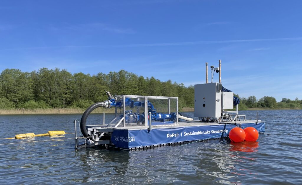 På en solskinsdag i august viste Ormstrup Sø sig fra sin bedste side, da en HTX-klasse fra Grenaa besøgte søen. De var kommet for at se og blive klogere på en robot, der sejler på søens blanke overflade, og især det, den laver nede på søens bund. Foto: Naturvidenskabernes Hus