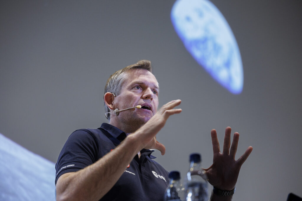 ESA-astronaut Andreas Mogensen holder foredrag for elever på Bjerringbro Gynasium om Hugin-missionen og sit ophold på den Internationale Rumstation.