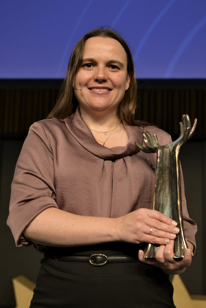 Daniela Pigosso with the Grundfos Prize statuette.